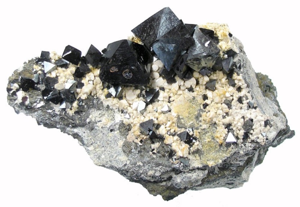 How to Identify Magnetite: Hardness, Streak, Luster and Tests